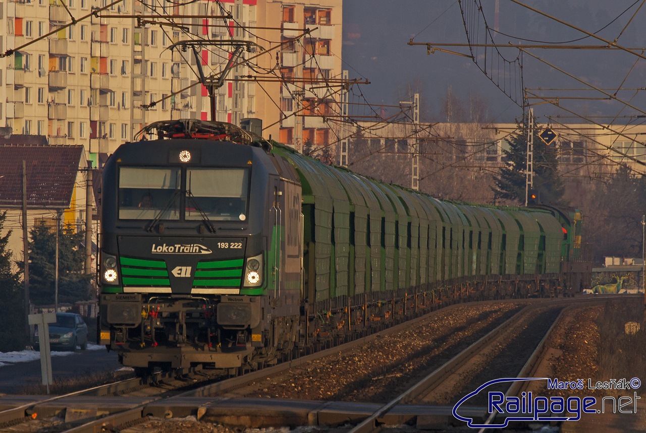 Vectron so svojím vlakom tesne za R610 pokračuje ďalej do Leopoldova.