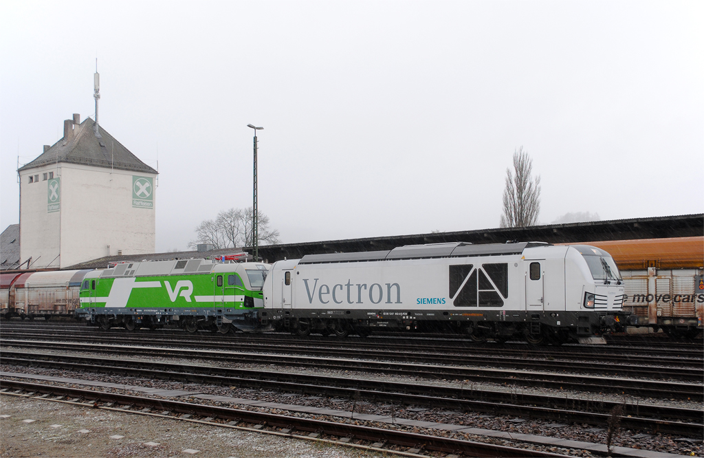 Do stanice Furth im Wald na česko-německých hranicích dorazil dieslový Vectron 247 902 s finským Vectronem 103 301-0