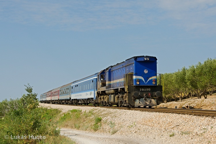 Každoroční dovolená u Splitu znamená, že se fotí chorvatské vlaky, na snímku sjíždí R 15800 okolo Sadine k moři dne 12.08.2015