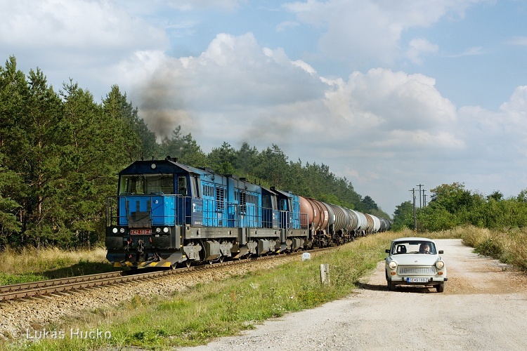 Trojzápřah 742.189+262+230 se blíží v čele odklonového vlaku k Valticím dne 23.08.2015