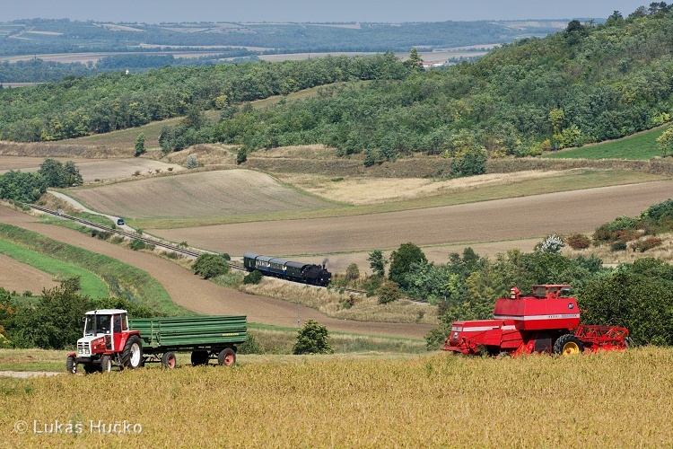 Parní vlak z Mistelbachu do Hohenau se blíží k Hauskirchenu  a místní zemědělci se rozhodli sklízet pole. 93.1420 dne 30.08.2015