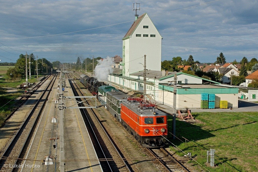 Konvoj historických vozidel z ČR do Rakouska se právě pohnul ze stanice Drösing dne 27.09.2015 v čele vlaku stanula 1141.21