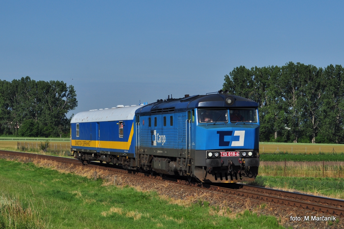 V júni sa mi podarilo u Kroměříža vyfotit merací vlak v čele s 749.018.