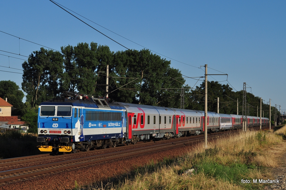 Vlak Nice-Moskva, sa da vyfotit len na málo miestach a jedným z nich je Hulín kde sa v jeho čele představuje eso 362.039. 