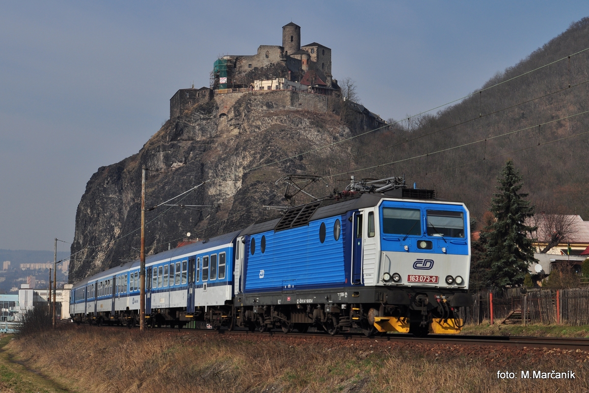 Pak sme sa presunuli do Ústí nad Labem, kde sme chceli dat nejaký náklad pod hradom Střekov, ale nezadarilo sa, a tak mame aspoň 163.073 s Os vlakom do Lysej n/L.