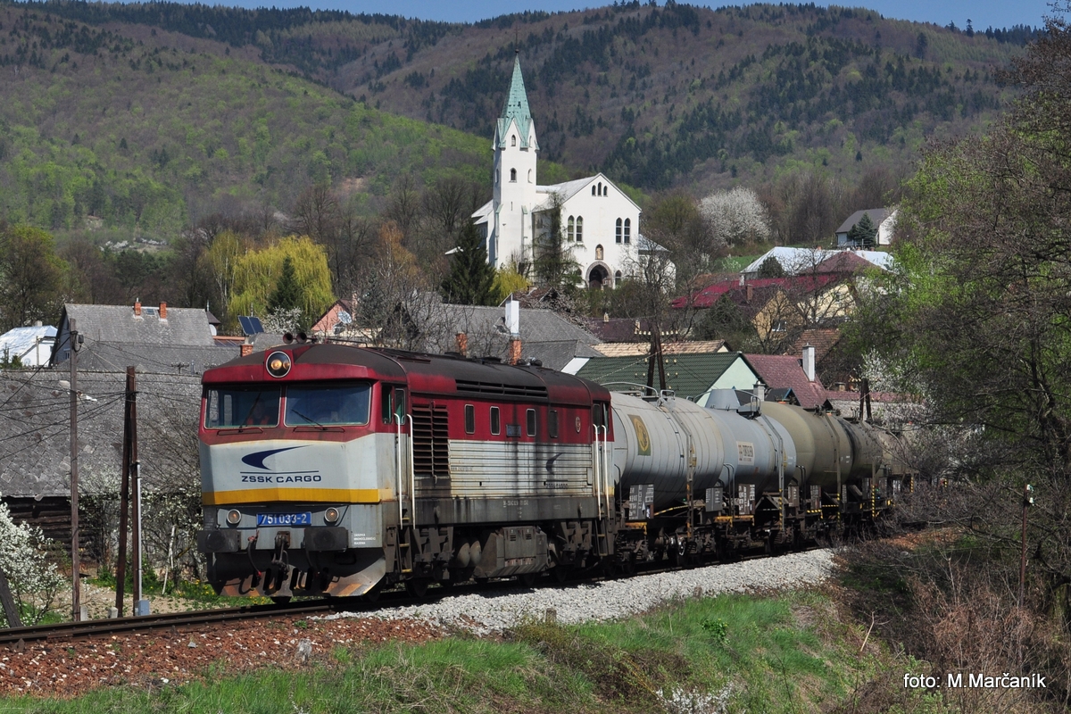 A „cecula“ 751.033 s nákladným vlakom je zachytená na známom mieste v obci Chrenovec.