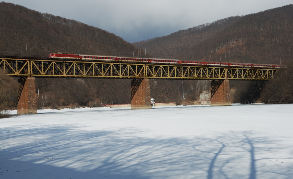 R 608 zachytený počas mrazivého slnečného dňa na Ružínskom viadukte, fotené dňa 6.3.2011.