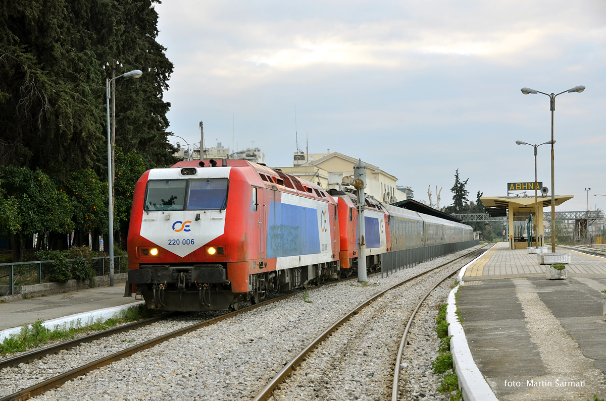 Stroje 220.006 a 033 jsou připraveny k odjezdu s vlakem IC 884 (Atény-Kalambaka).