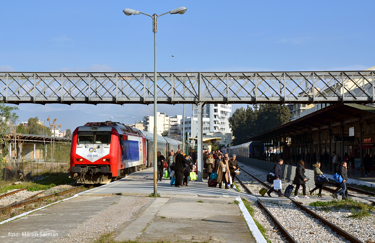 Po výstupu cestujících z vlaku IC 51 (Soluň-Atény) na aténském hlavním nádraží  souprava v čele se strojem 220.035 odjede do depa Rentis.