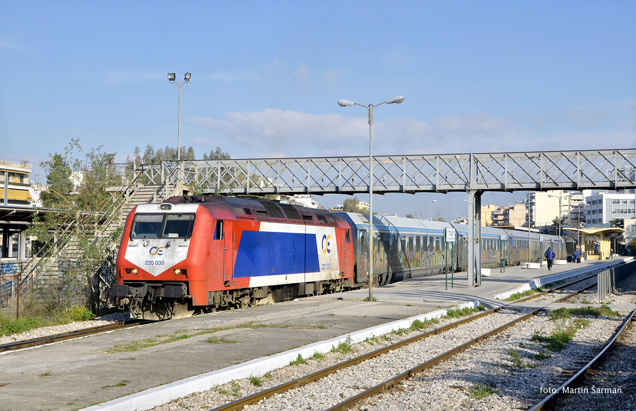 Souprava vlaku IC 51 v čele se strojem 220.035 odjíždí z hlavního nádraží v Aténách do depa Rentis.