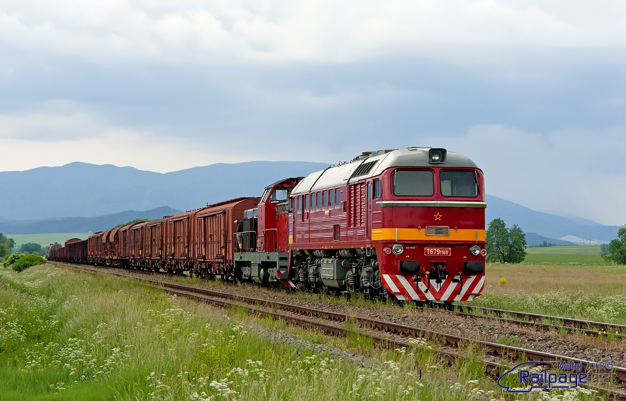 Na záveste požiarneho vlaku už spokojne odpočívala dvojica slovenských dízlov. 