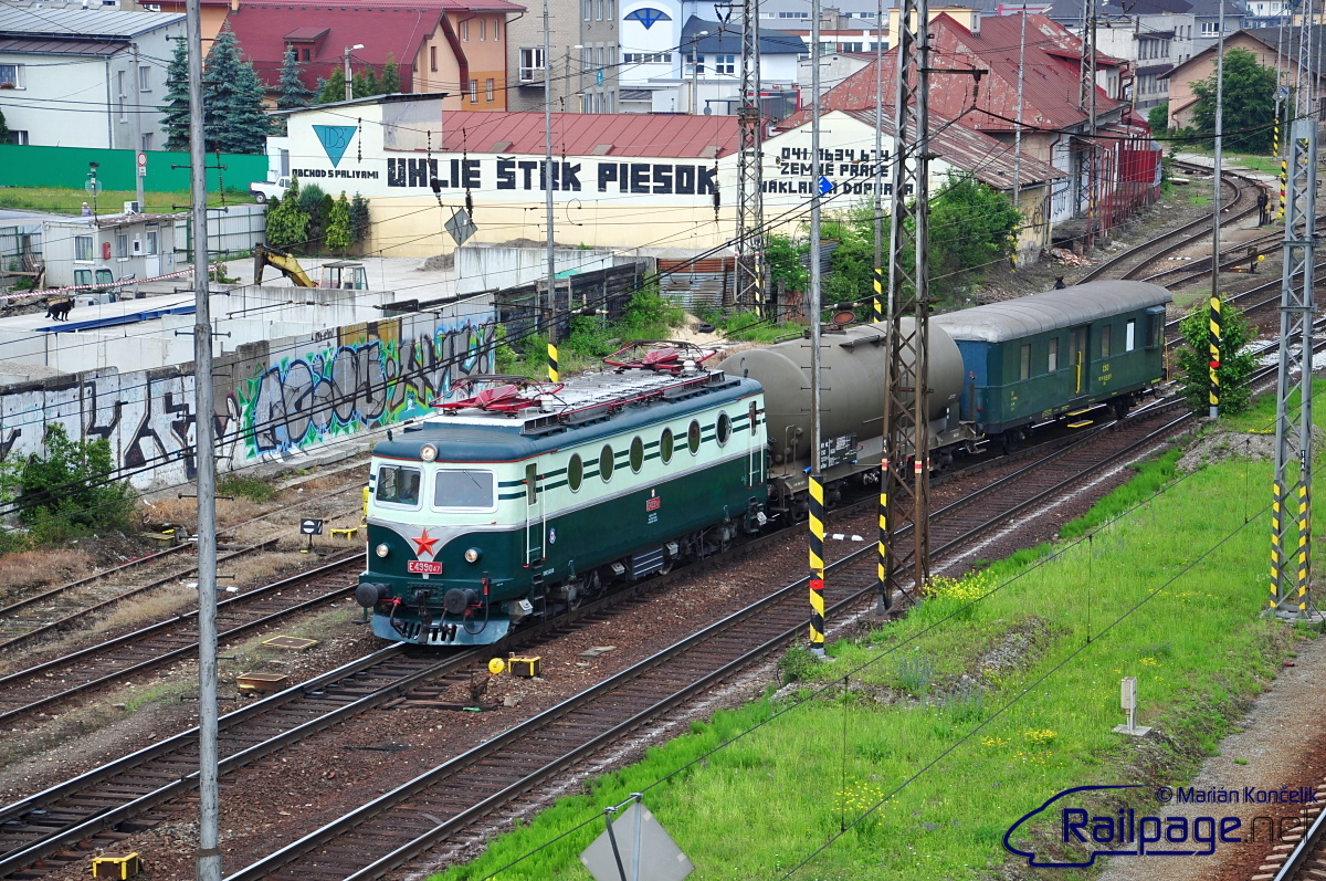 Za parnými vlakmi nechýbal požiarný vlak. foto: Marián Končelík.