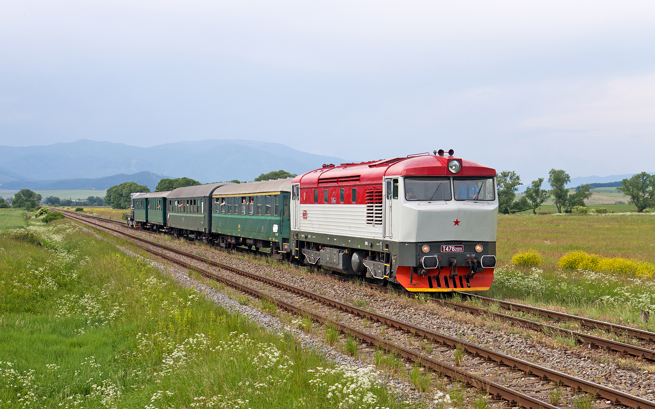 Pri návrate sme si motorový vlak počkali opäť pri zastávke Malý Čepčín. foto: eminem