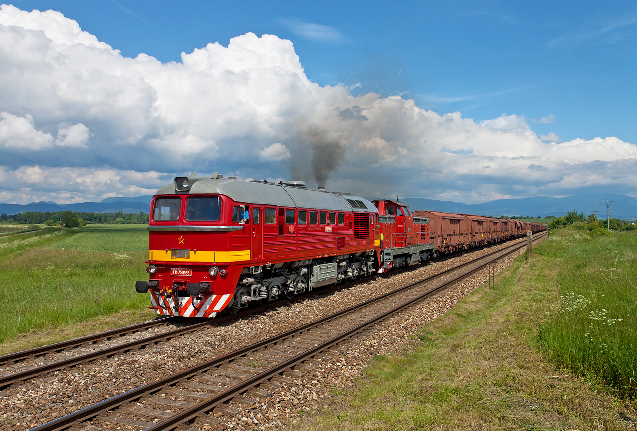 Na požiarnom vlaku za parným vlakom sa predstavila fotografom dvojica dízlových rušňov T679.1168 a T466.0254. Na postrku bol druhý rušeň od hostí z Rakúska 2050.05. foto: eminem