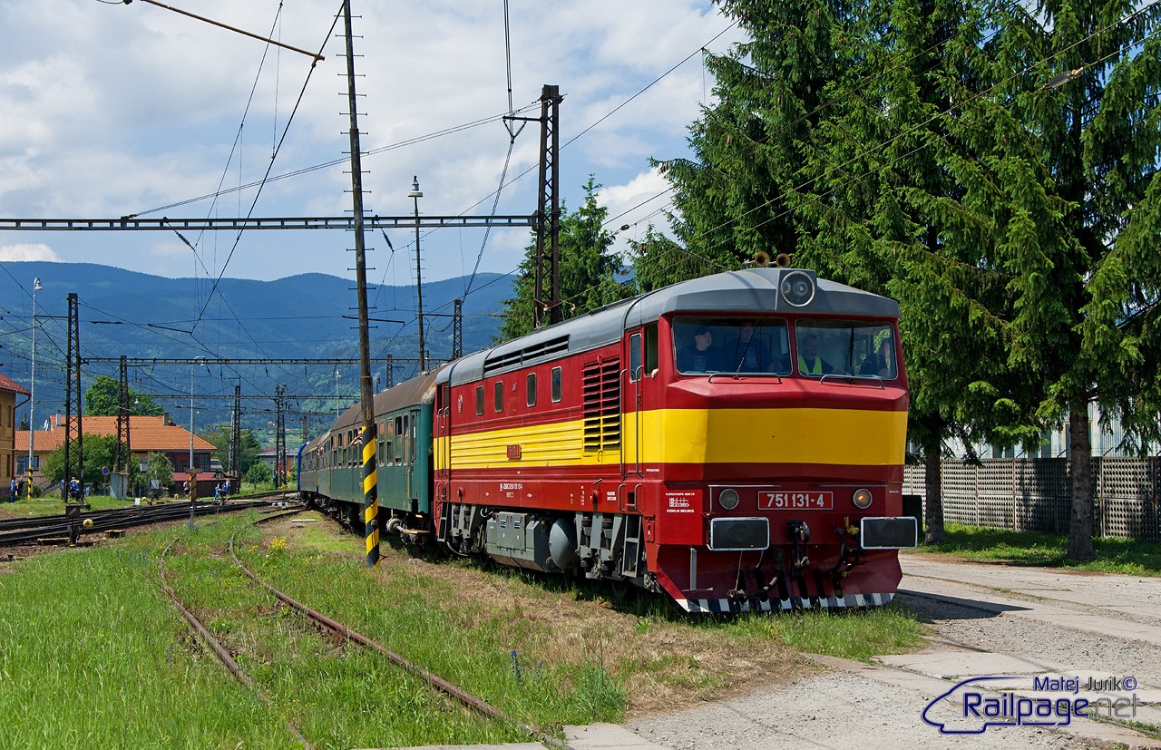 Počas toho ako parný vlak pokračoval do Kremnice, do areálu depa prichádza Prossek expres na čele so 751.131. 