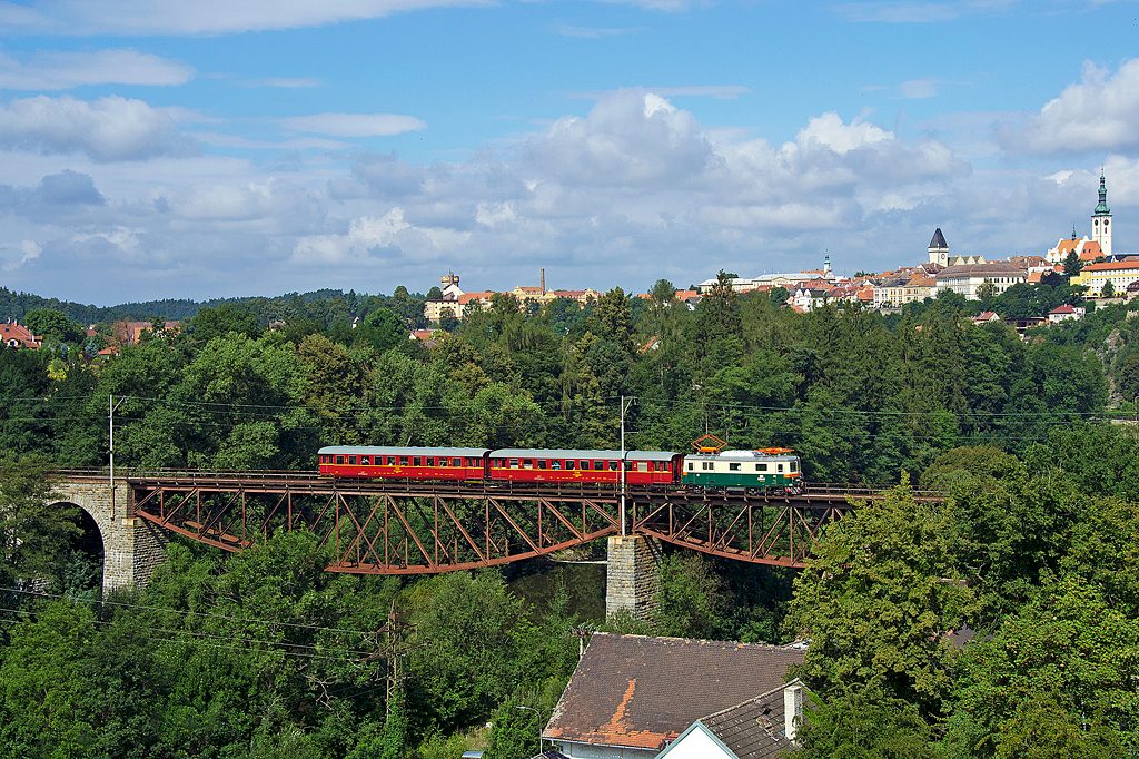 Os 28409 na ceste späť do Tábora prechádza mostom ponad rieku Lužnice. 