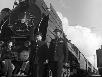 starší rušňovodič stanice Minsk, člen veľkého zhromaždenia BSSR so svojím pomocníkom. rok 1960