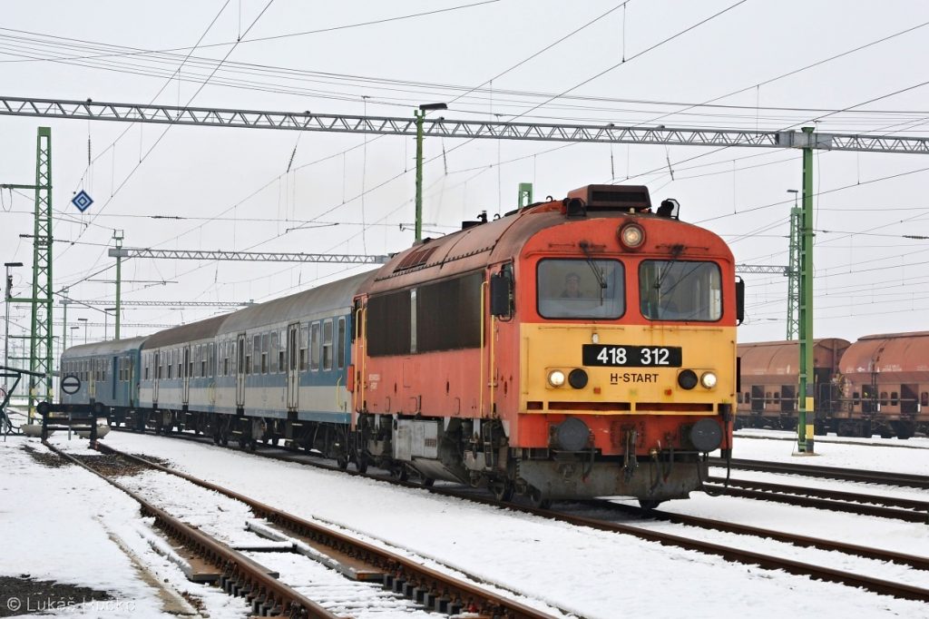 Strojvedoucí zrychleného vlaku 8905 Pécs – Sopron v Zalaszentivánu nebyl rád fotografován