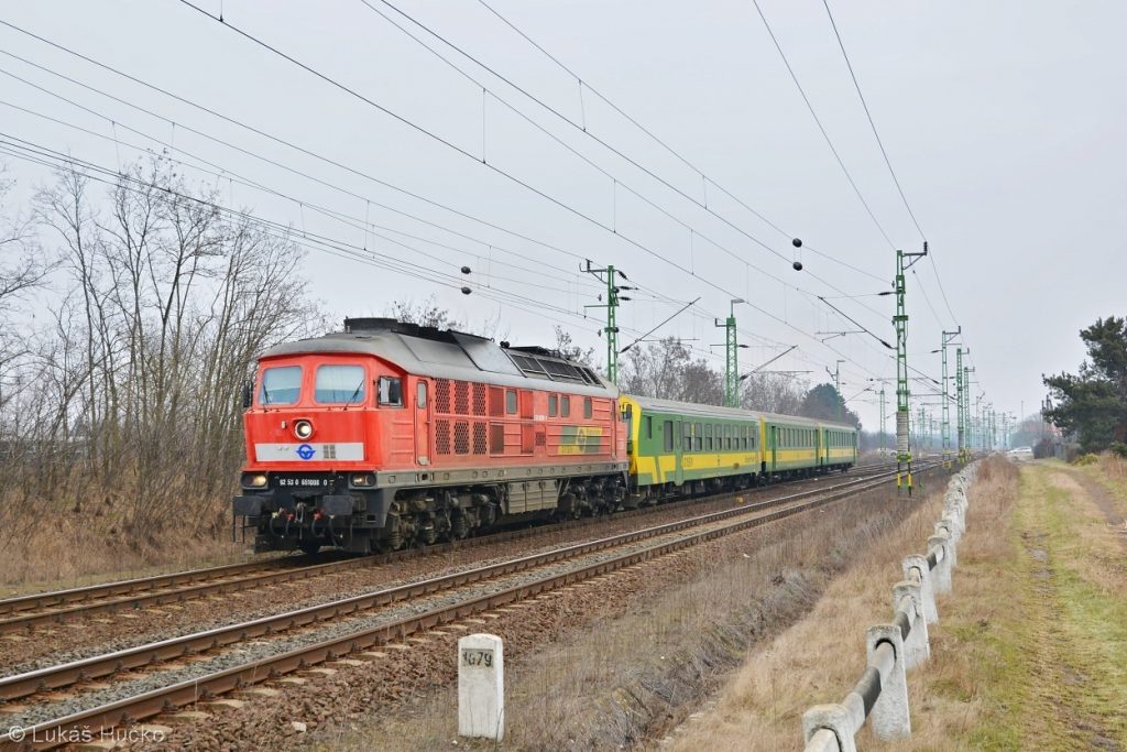 Ragulin 651.008 v čele zrychleného vlaku Györ – Szombathely krátce před cílem ve stanici Vép