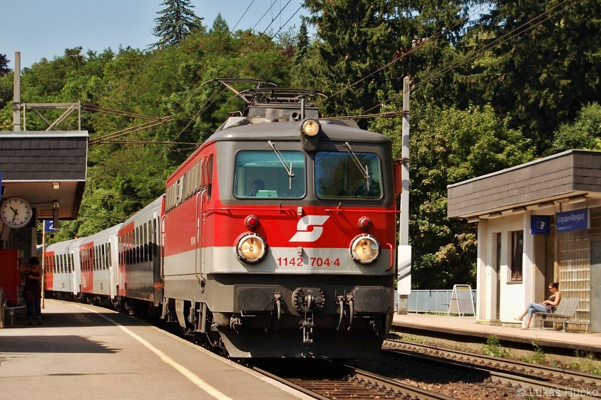 Velká světla na stroji 1142.704 značí příjezd vlaku R 2018 do zastávky Eichgraben dne 16.07.2009