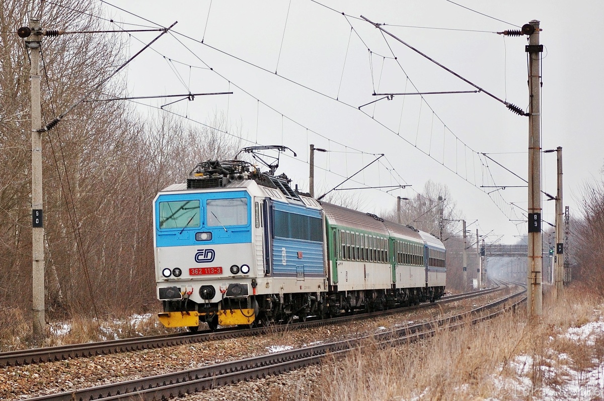 Snímků ze zajíždění „es“ na Slovensko mám mnoho, jeden z dalších 362.113 se blíží k zastávce Brodské 01.01.2011 s vlakem Os 4238
