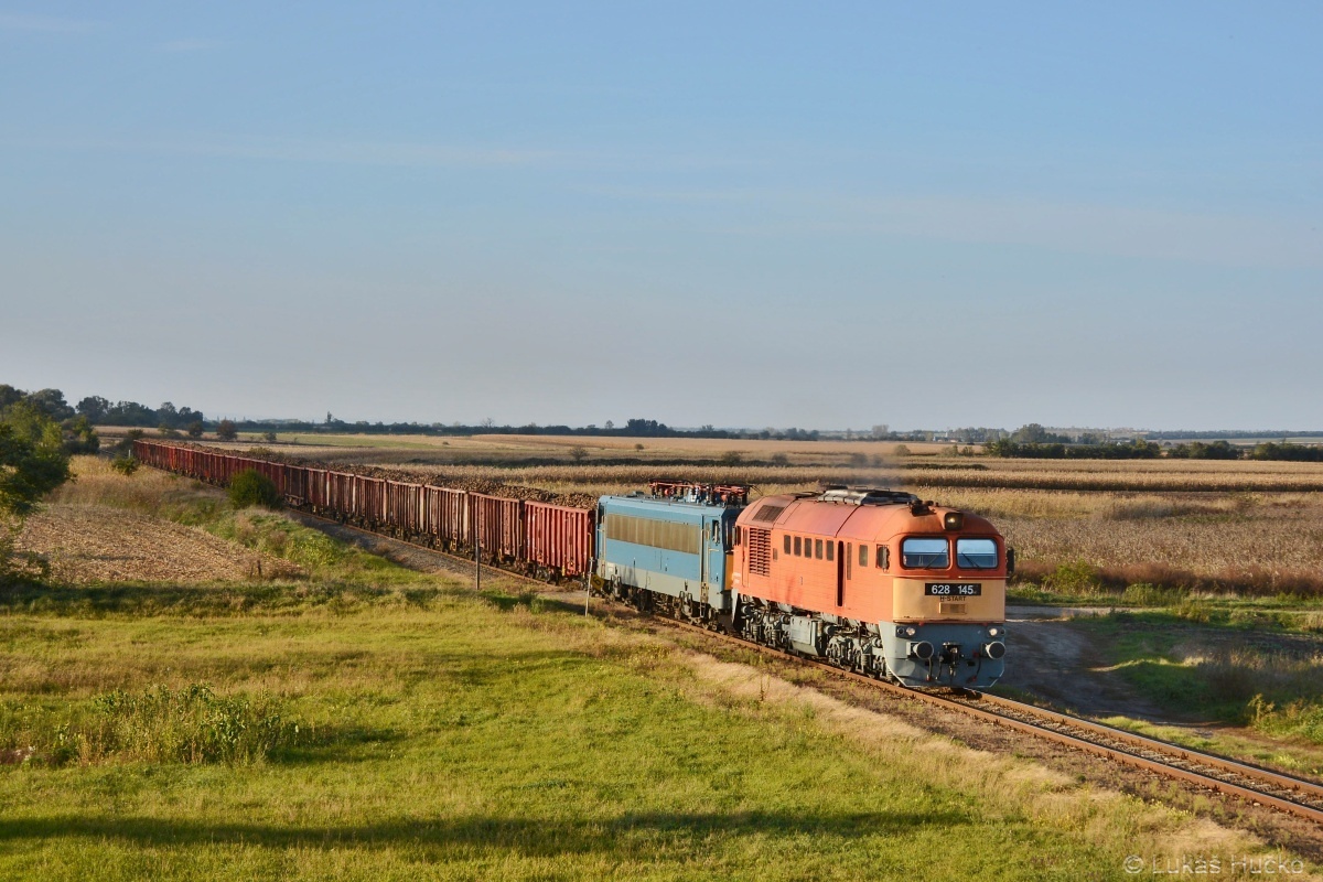 Přetah vlaku i s elektrickou lokomotivou byl pokaždé příjemným zpestřením 628.145 + 630.007 Sárszentágota 04.10.2018