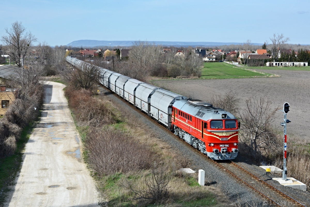 Retro Sergej 628.194 se blíží s odklonovým vlakem do stanice Székesféhervár 03.04.2018