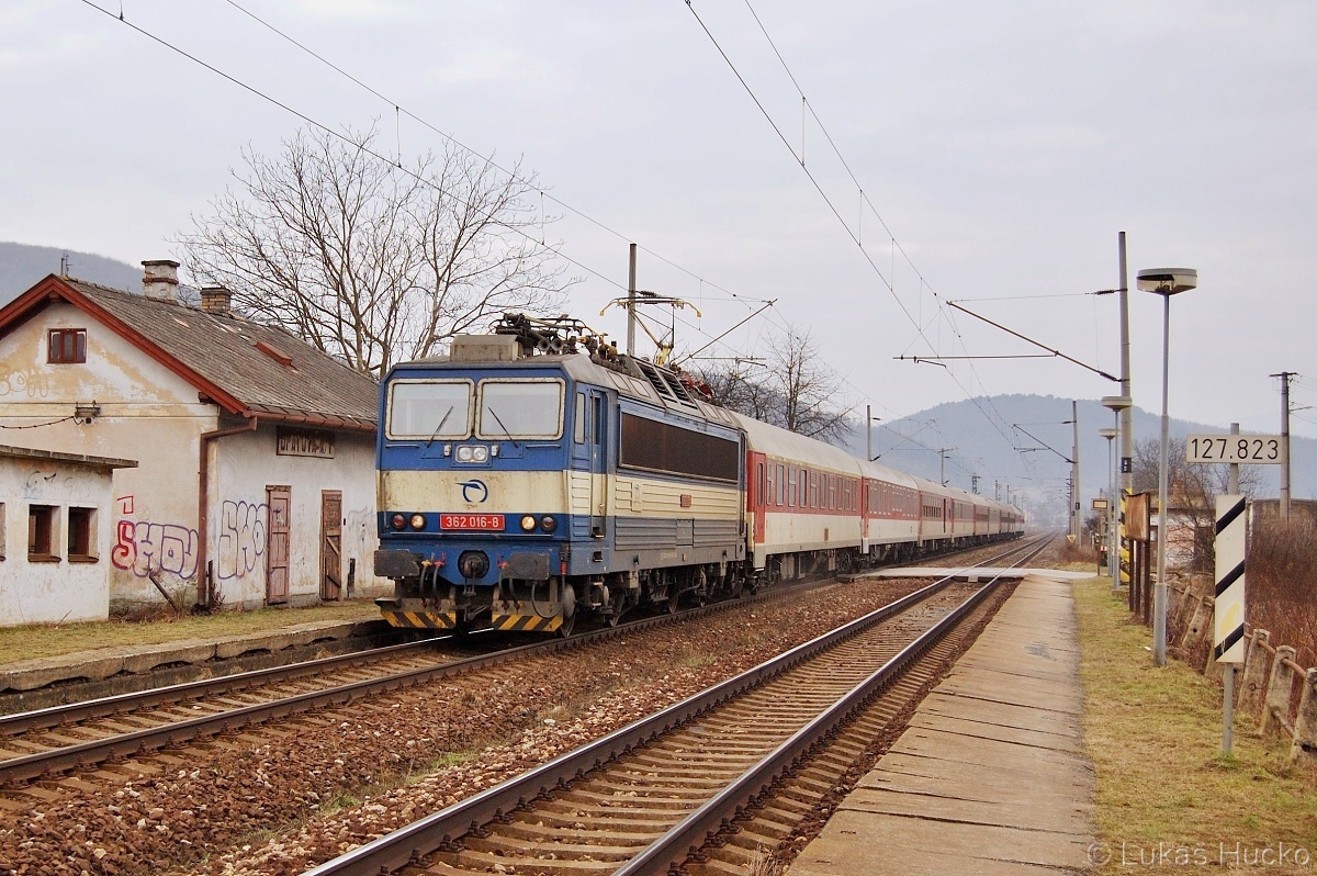 Slivková 362.016 s vlakem R 605 projíždí zastávku Opatová nad Váhom 15.02.2011