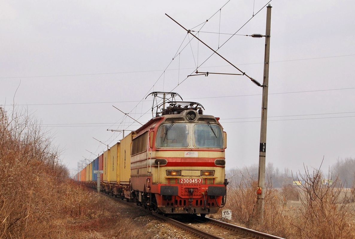 Stroj 230.045 v nájmu Lokorail v čele nákladního vlaku z Rajky se blíží ke stanici Bratislava-Petržalka 01.03.2011
