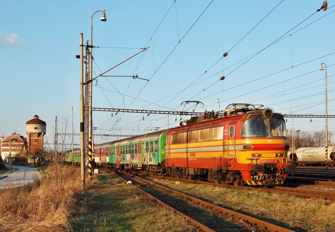 Laminátka 240.037 odjíždí s vlakem Os 2027 ze stanice Kúty dne 20.03.2011
