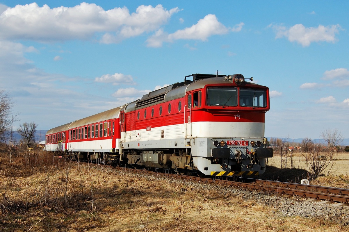„Okuliarnik“ 750.182 s vlakem Os 4327 před stanicí Podunajské Biskupice dne 14.03.2011