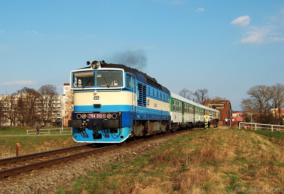Sp 1731 v čele se strojem 754.013 opouští Uherské Hradiště 03.04.2011