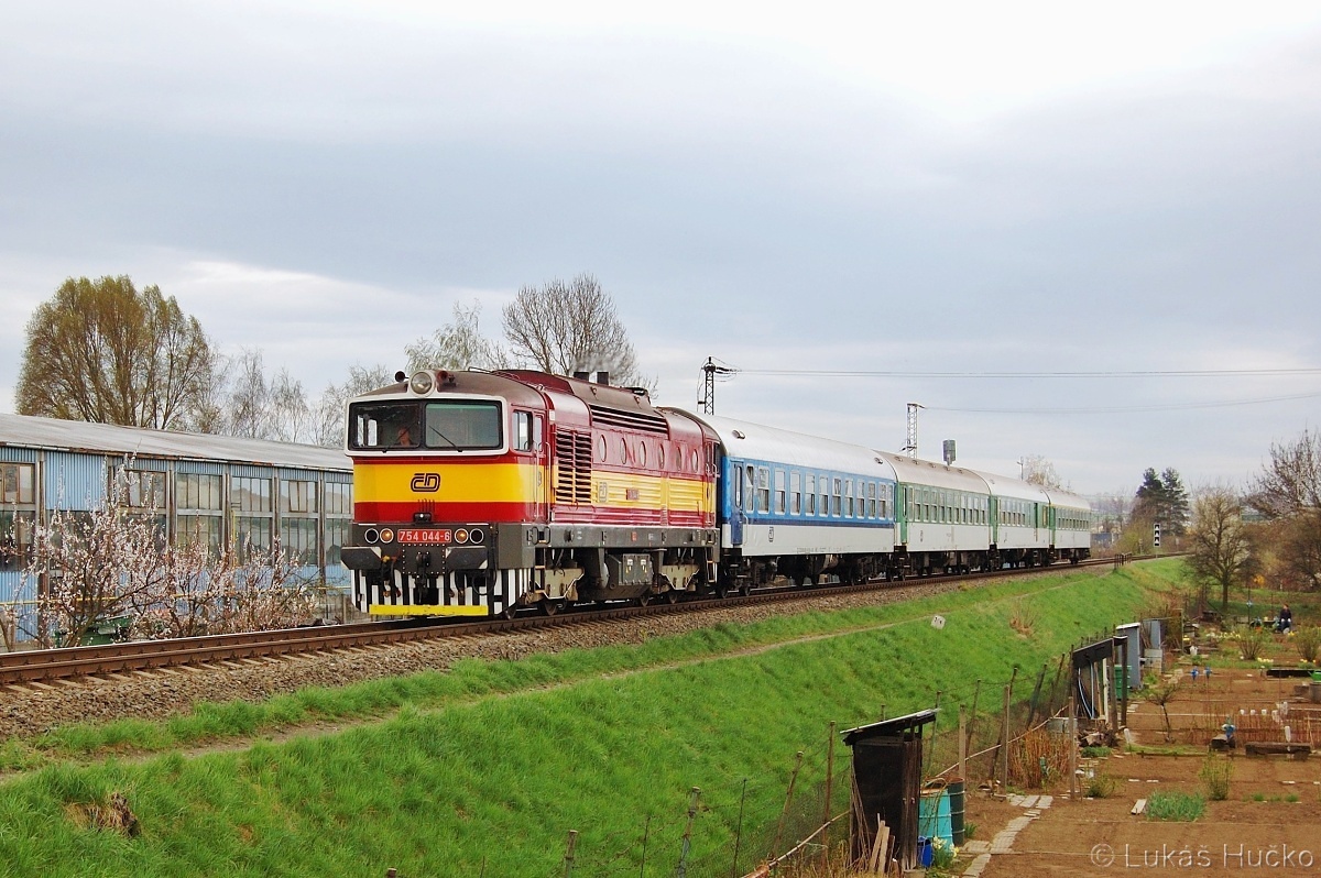 Nad zahrádkami v Uherském Hradišti projíždí 754.044 s vlakem R 705 dne 08.04.2011