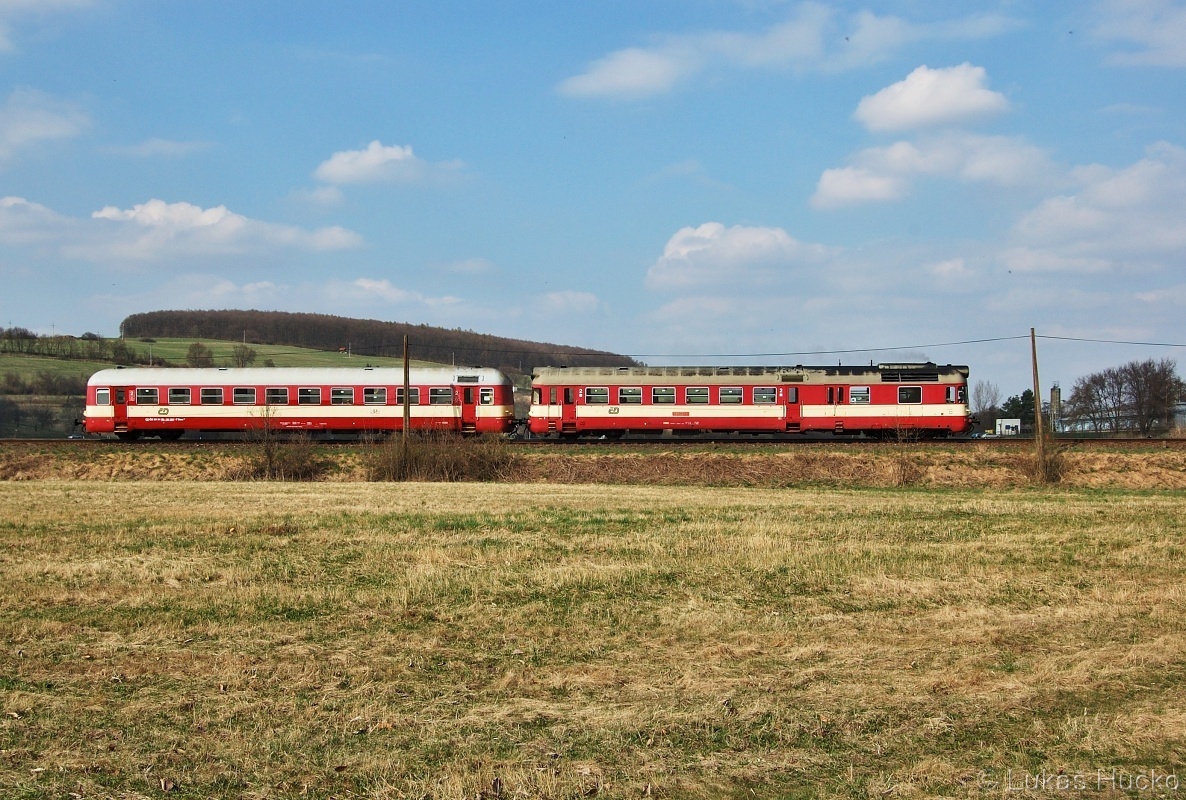 Os 4313 tvořený jedním ze dvou posledních provozních krokodýlů 850.021 (půl roku před odstavením ) u stanice Újezdec u Luhačovic 03.04.2011