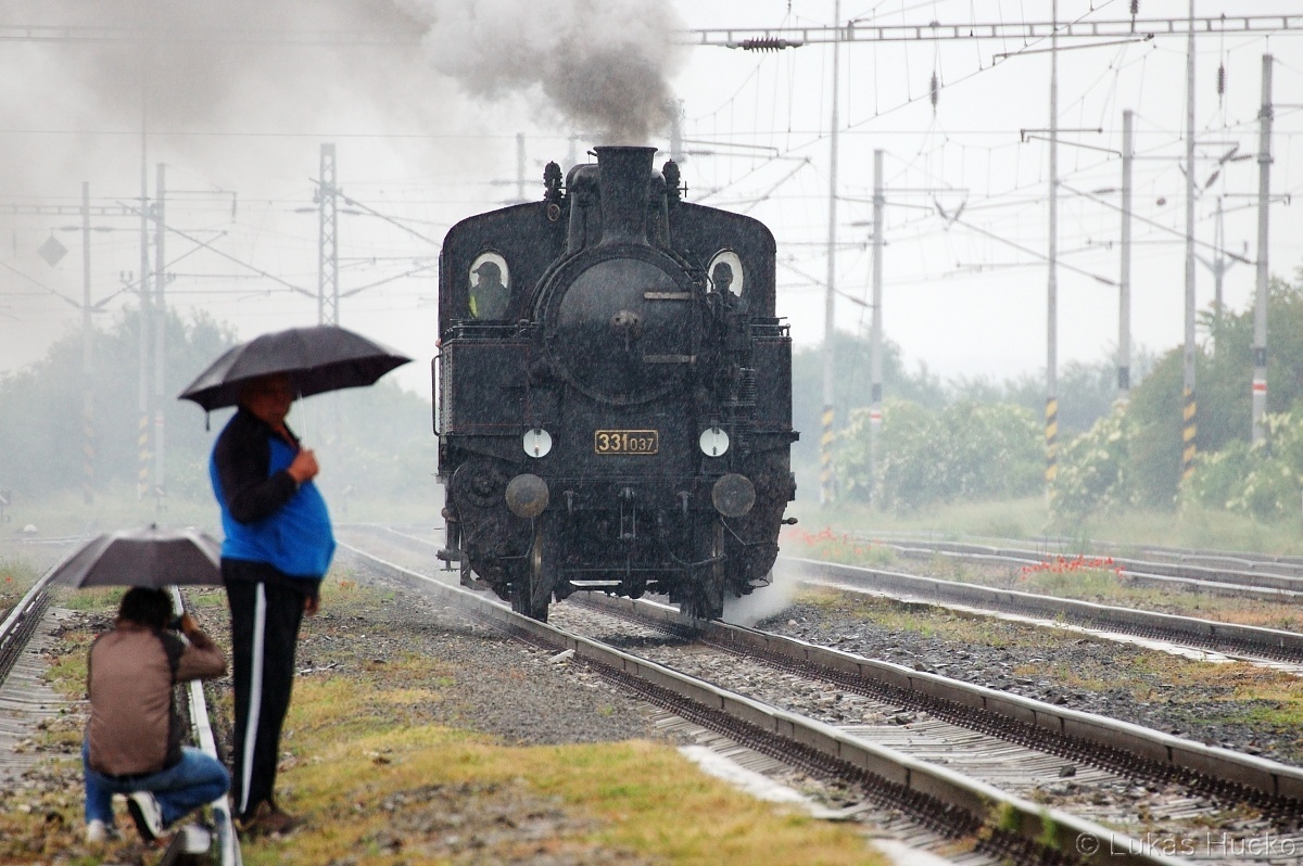 Prší? Nevadí, parní vlak ve stanici Holíč nad Moravou 28.05.2011. Rodinka se svezla „párou“ přes hranice a ja udělal snímky 331.037 do sbírky