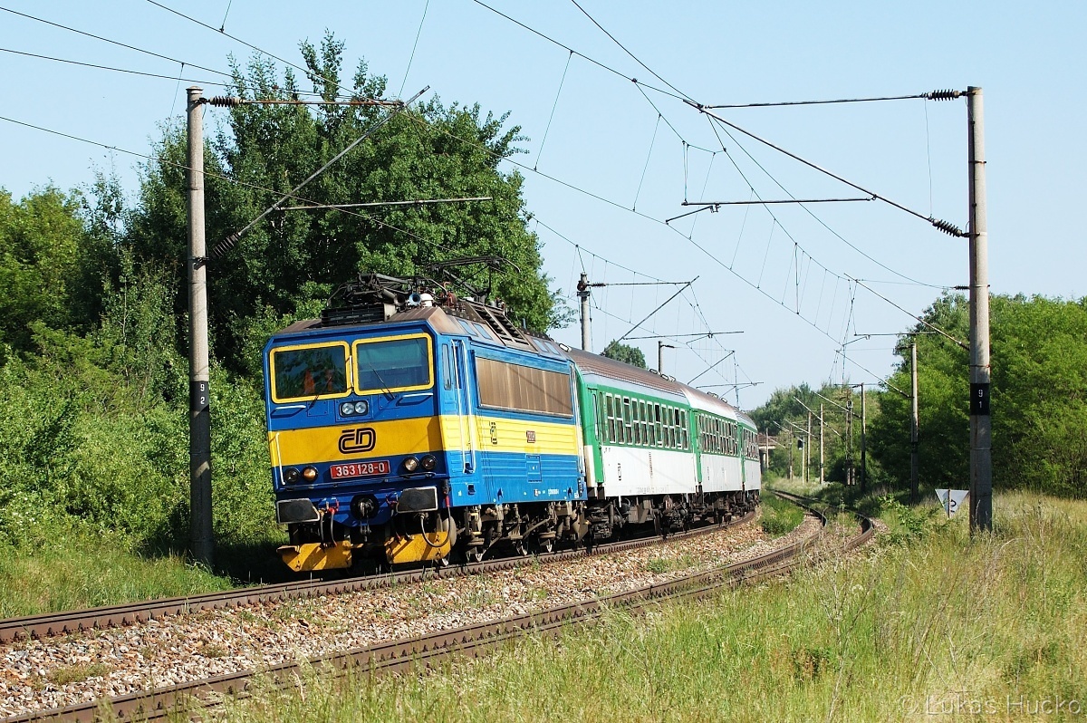 Tehdy klasika, dnes čisté retro. 363.128 s osobním vlakem do Přerova před zastávkou Brodské 26.05.2011 (Os 4242)