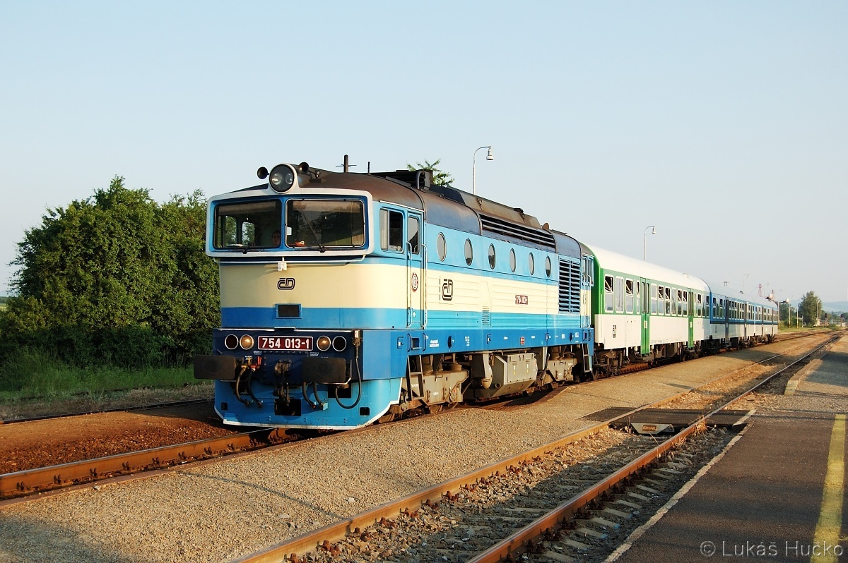 Modrý brejlovec 754.013 ve stanici Uherský Ostroh téhož dne s vlakem Sp 1733