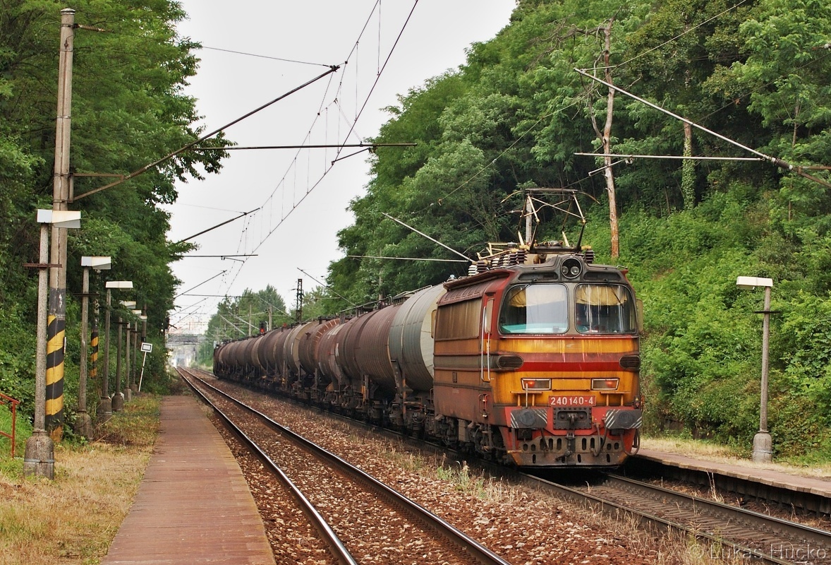 Na konci zmiňovaného vlaku pomáhá 240.140 zachycen při průjezdu zastávkou Železná studienka dne 07.06.2011