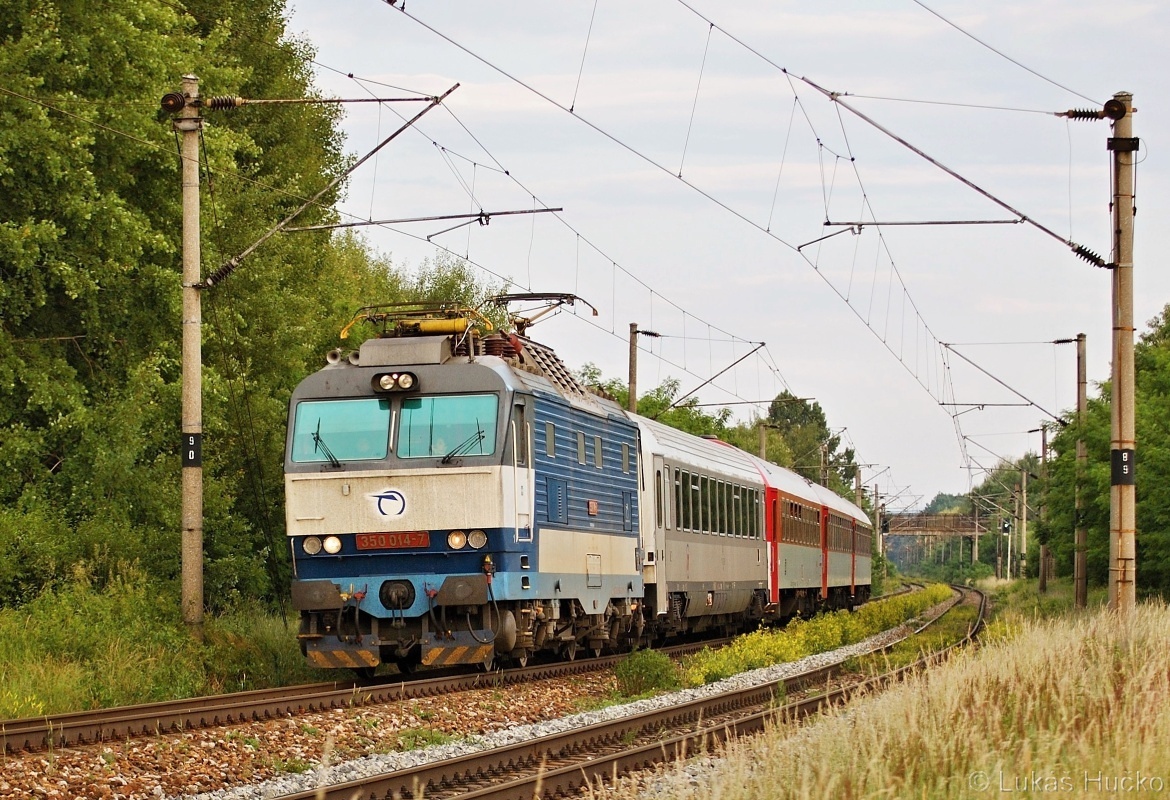 Zkrácená souprava EC 344 zachycena se strojem 350.014 před zastávkou Brodské 12.06.2011