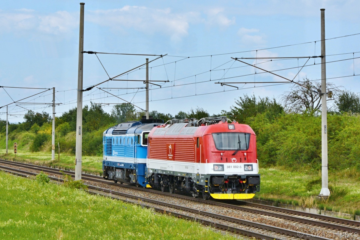Pohled odzadu na modročervený Lv vlak