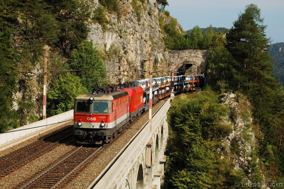 Ze stanice Breitenstein stoupá přes nejkratší tunel v Rakousku k vrcholové stanici Semmering nákladní vlak na jehož přípřeži pomáhá stroj 1144.070 dne 18.09.11
