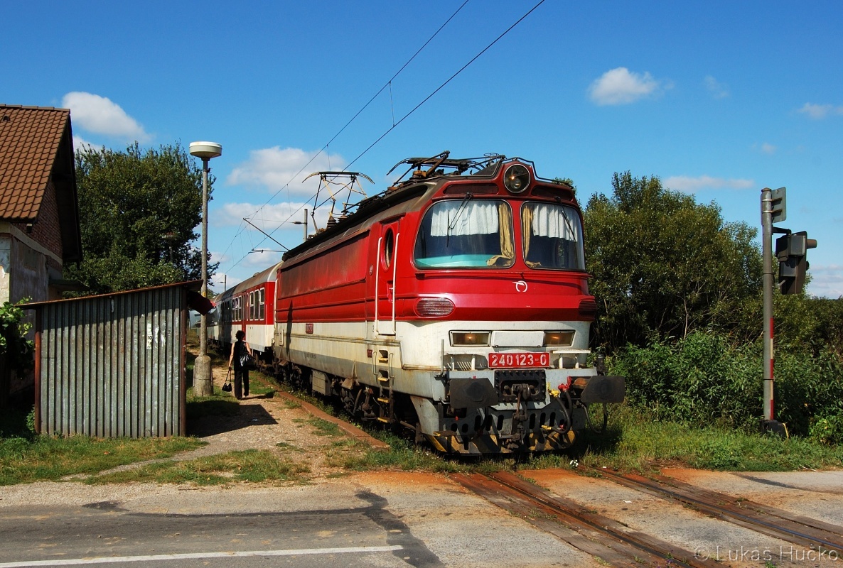 O 15.min. později přijíždí přípojný vlak Os 2609 Kúty – Trnava v čele se strojem 240.123 do zastávky Kuklov 28.08.2011