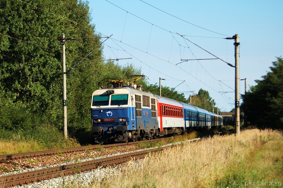 Hugo 350.004 zachycen na vlaku EC 274 před zastávkou Brodské 28.08.2011
