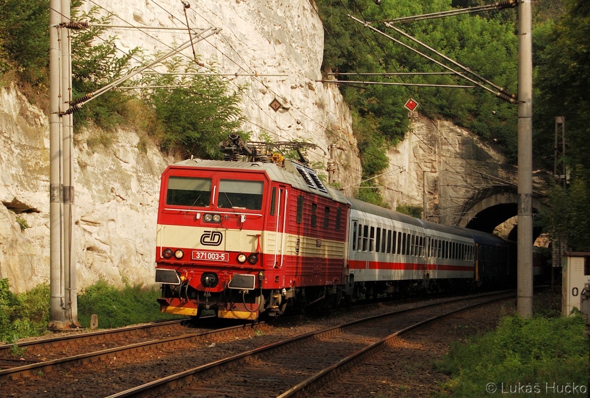Nejkratším tunelem v ČR projíždí vlak EN 459 s bastardem 371.003. Kralupy nad Vltavou 01.09.2011 