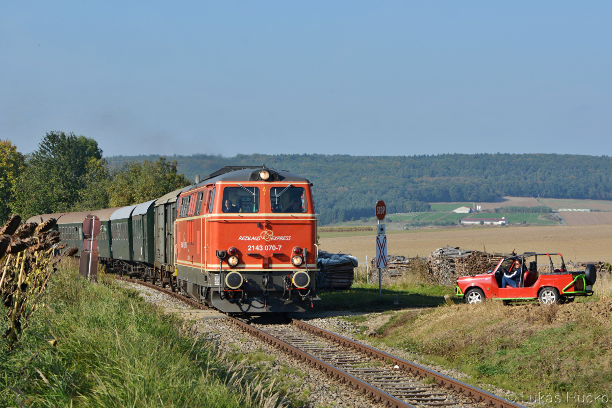 Hydraulika 2143.070 před stanicí Weitersfeld dne 03.10.2021 s vlakem R 16973
