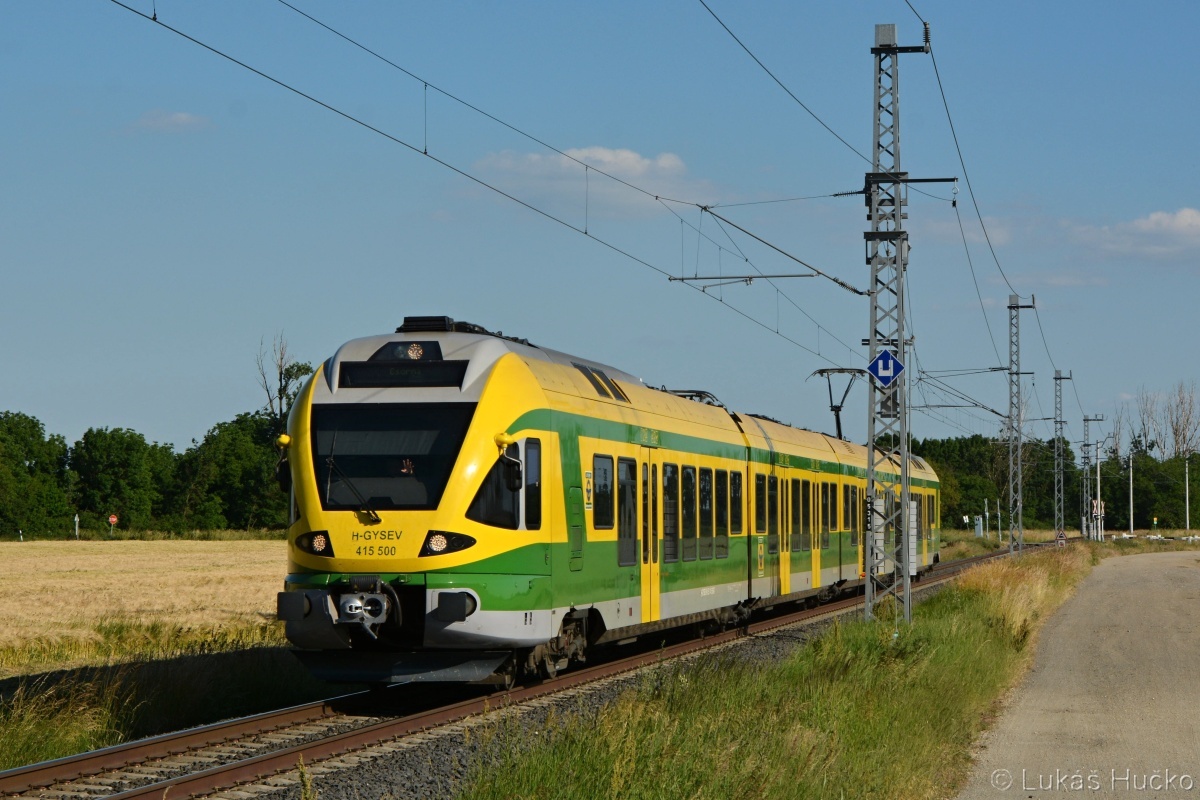První den „opušťáku“ do Maďarska a hned jednotka 415.500 před stanicí Csorna 16.06.2021 s maďarským pozdravem na vlaku Sz 39823