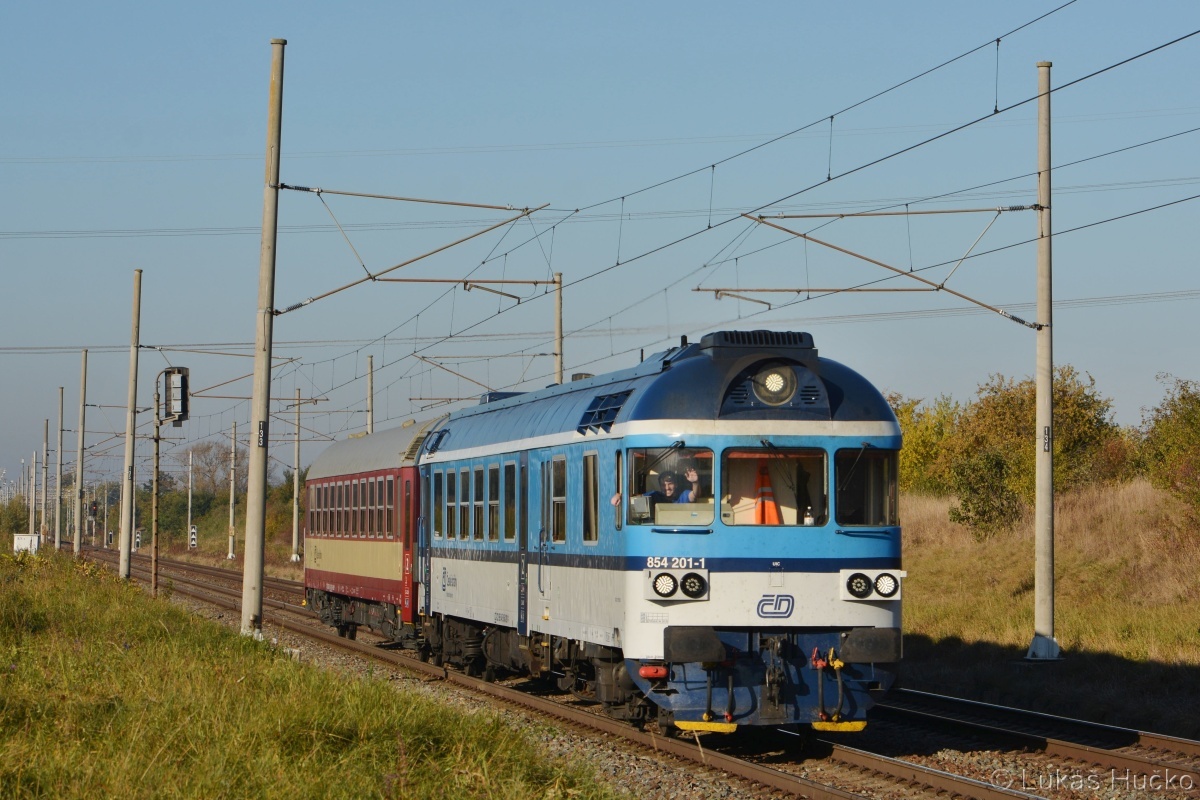 Osobní vlak čísla jako známek ze školy tedy Os 11555 tvořen v čele vozem 854.201 opustil stanici Hrušky dne 24.10.2021 a pozdravil