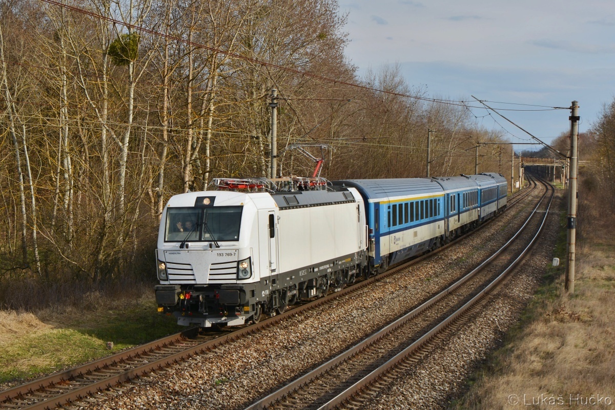Bílá stěna 193.769 na vlaku EC 274 se blíží k zastávce Brodské 28.03.2021