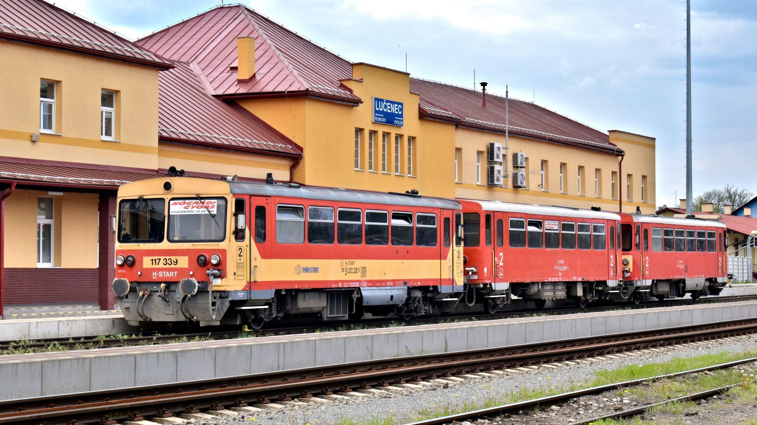 Novohradský rýchlik "Nógrádi Gyors" so staničnou budovou v Lučenci