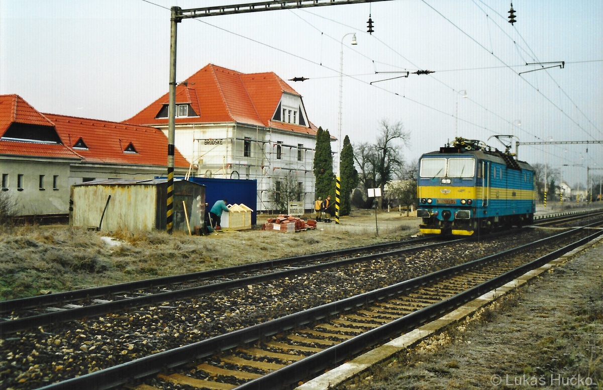 Eso 363.035 projíždí zastávkou Brodské v době, kdy probíhala oprava „staniční“ budovy dne 31.01.2003